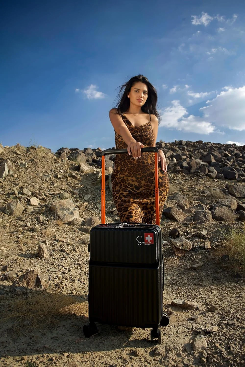 چمدان کابین سایز 20 اینچی SWISSCASE، چمدان بدنه سخت، قفل TSA داخلی، دارای جا لیوانی و پورت USB، چمدان بدنه سخت مورد تایید خطوط هوایی، مدل SY0016 مشکی