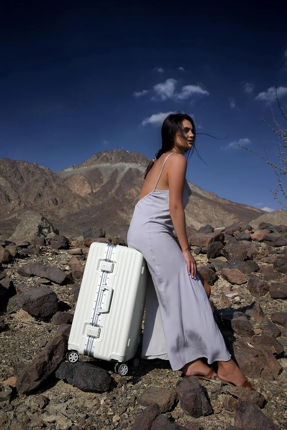 چمدان کابین سایز SWISSCASE، بدنه سخت PC با دسته دو طرفه، 20 اینچ، فریم آلومینیومی، چرخ های دوبل اسپینر، سفید مدل BTL-E045