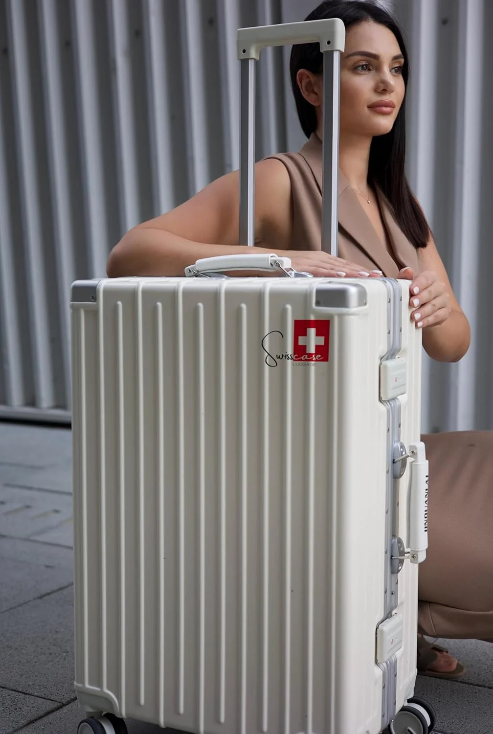 چمدان سخت پوسته ضدآب SWISSCASE، سایز 24 اینچ با چرخ های دوبل اسپینر، قفل TSA، فریم آلومینیومی، سبک وزن E039، سفید