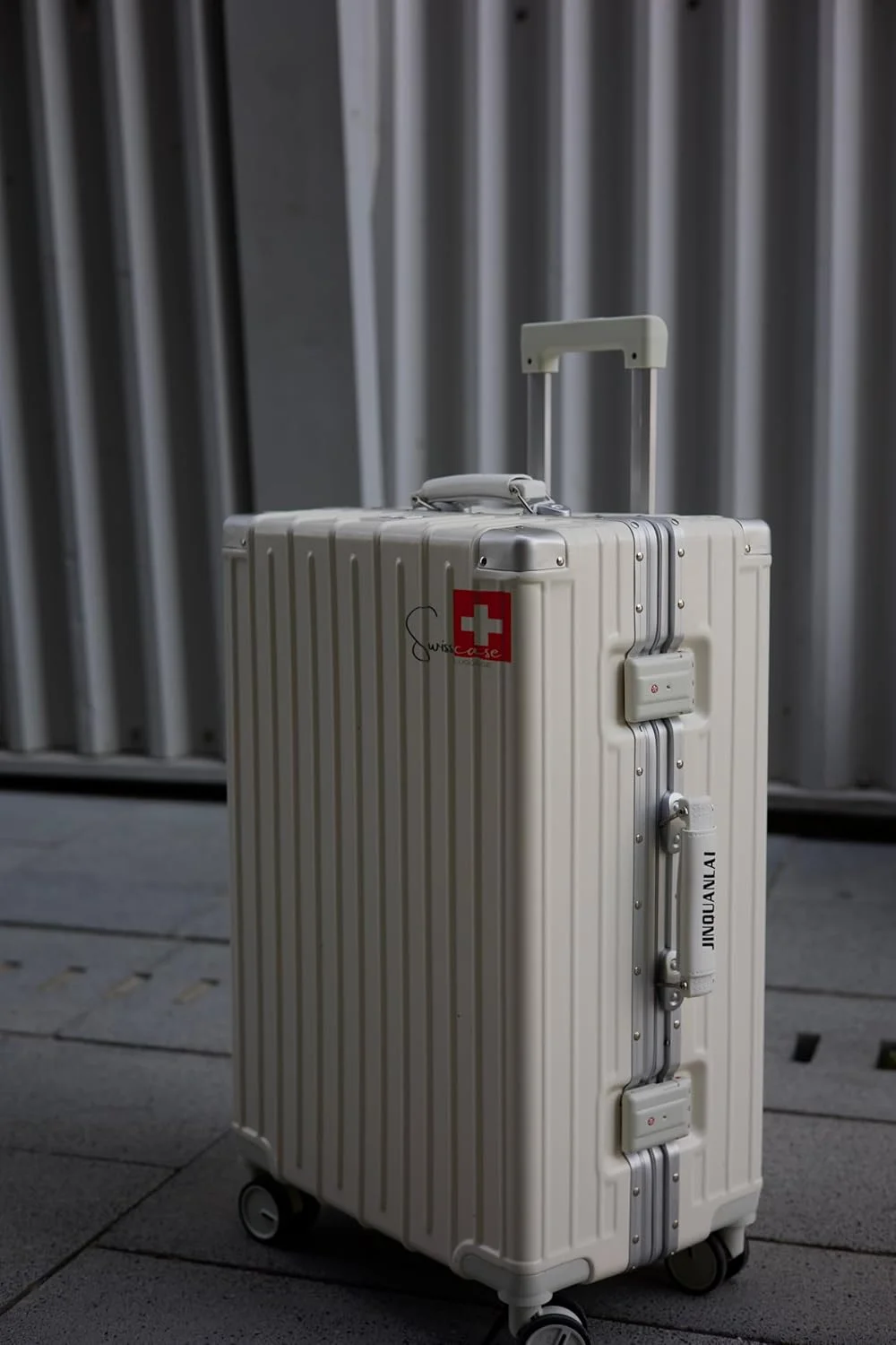 چمدان سخت پوسته ضدآب SWISSCASE، سایز 24 اینچ با چرخ های دوبل اسپینر، قفل TSA، فریم آلومینیومی، سبک وزن E039، سفید