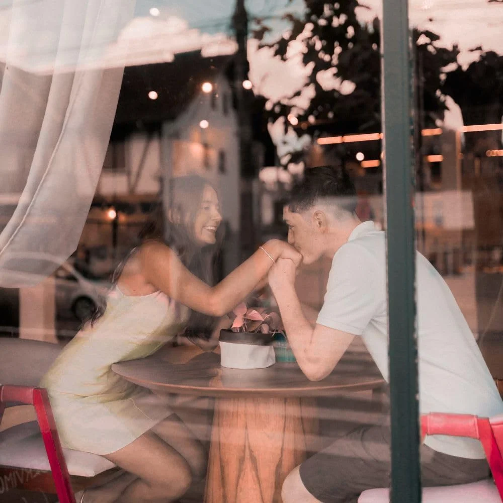 ادو پرفیوم آمورت ۱۰۰ میلی لیتر، رایحه شرقی تند، نت های اولیه فلفل صورتی و ترنج، نت های پایه چرم و تنباکو