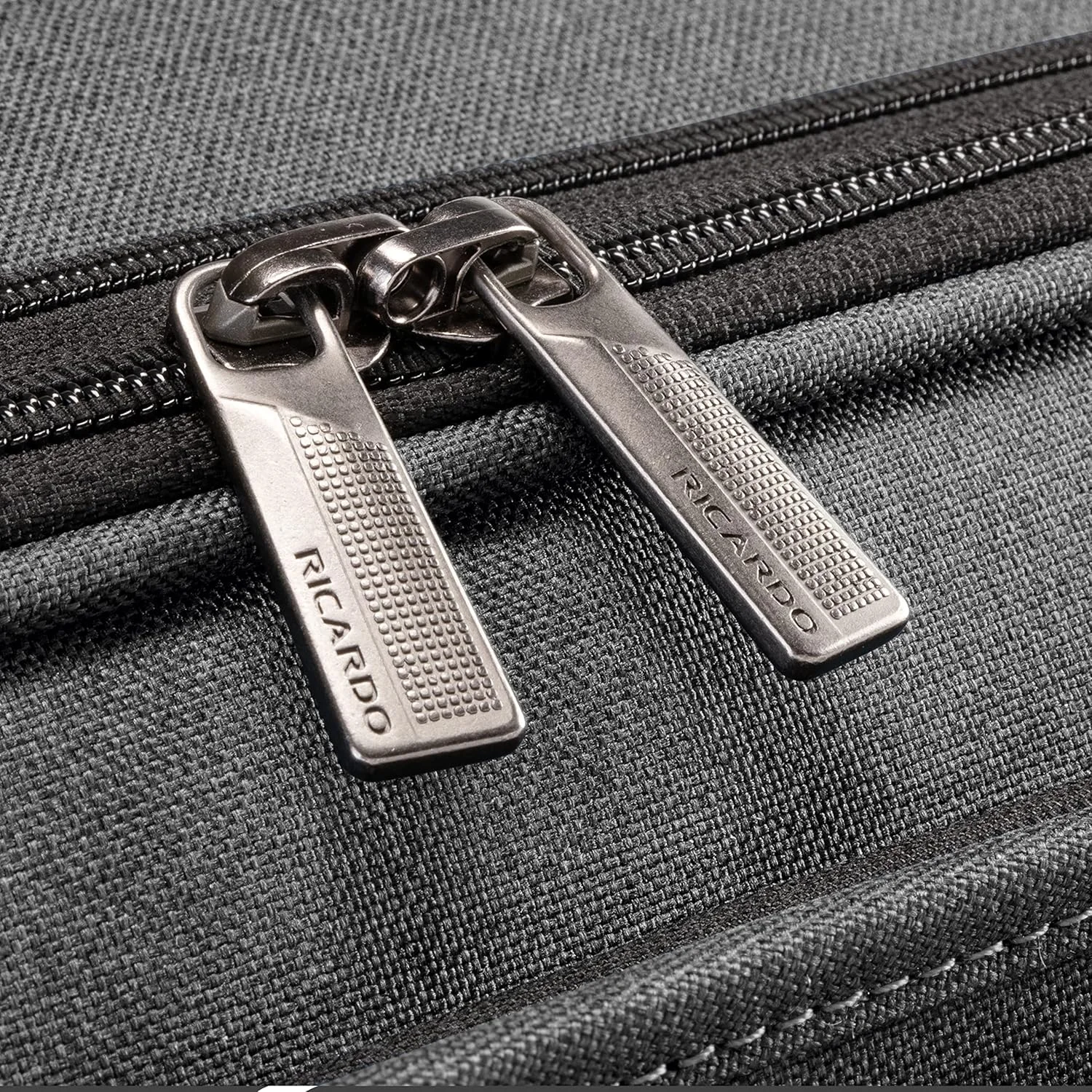 چمدان چرخشی نرم ریکاردو بورلی هیلز مدل مالیبو بی، سایز 20 اینچ، خاکستری