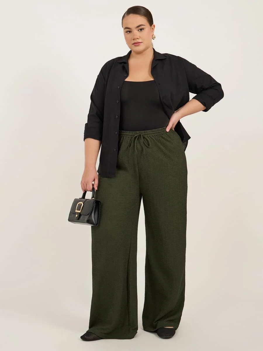 شلوار زنانه سایز بزرگ استایلی با بافت و پاچه گشاد و بند کشی