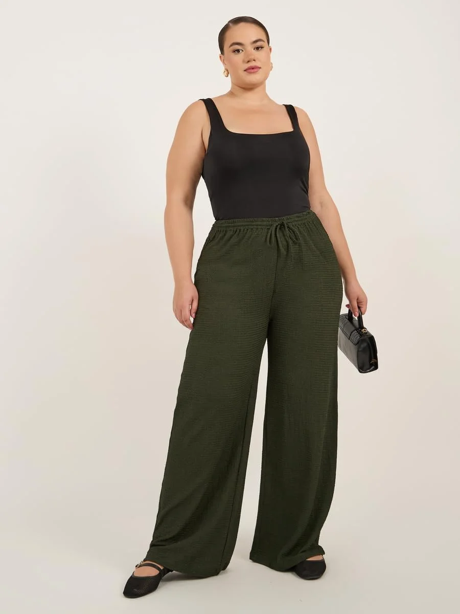 شلوار زنانه سایز بزرگ استایلی با بافت و پاچه گشاد و بند کشی