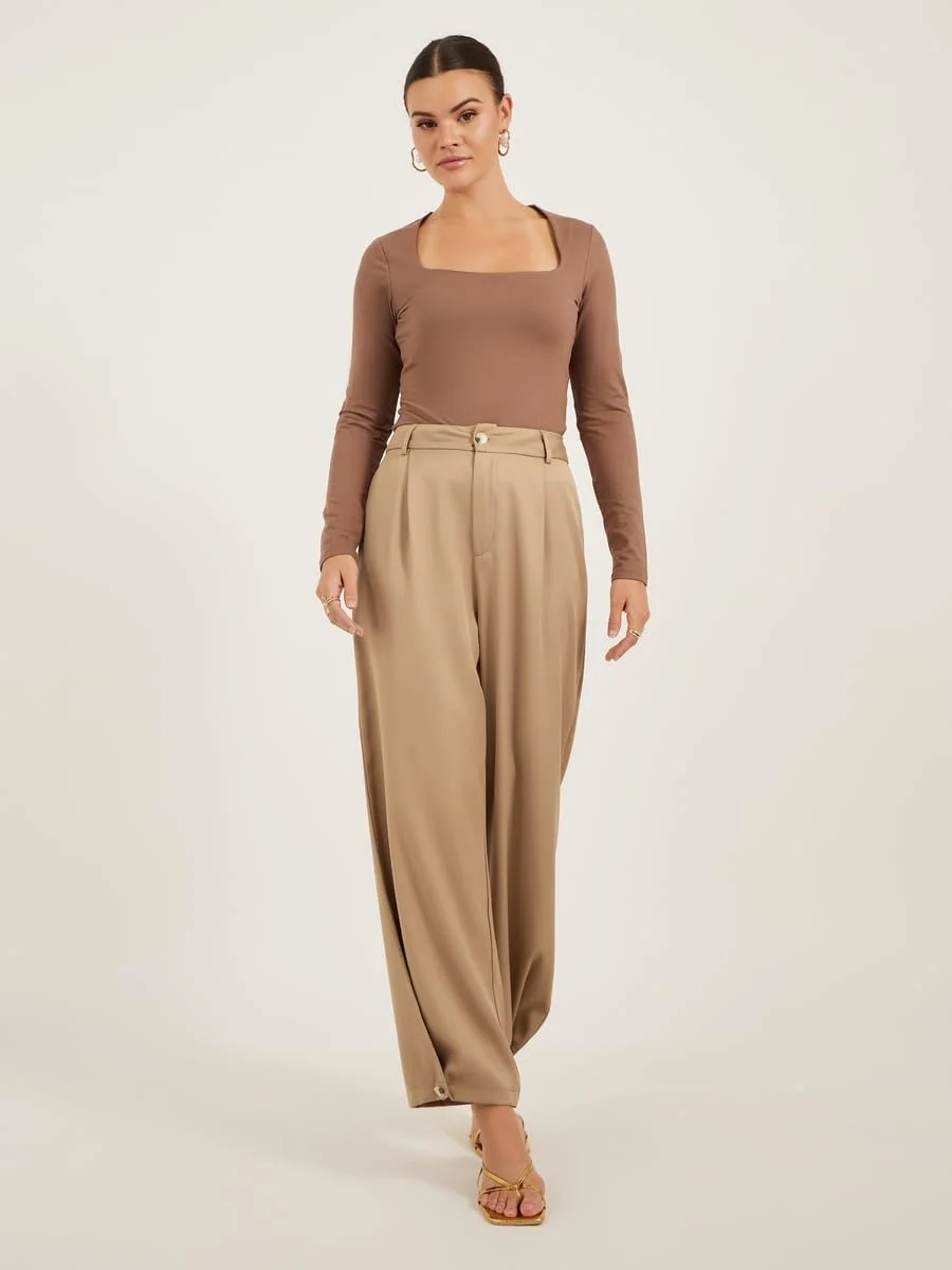 شلوار زنانه استایلی، فاق متوسط، مدل جذب و پاچه گشاد