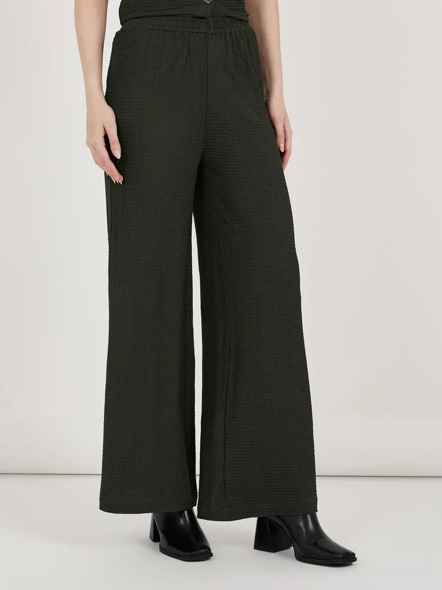 شلوار زنانه استایلی، پاچه گشاد با بافت خاص و کمر کشی