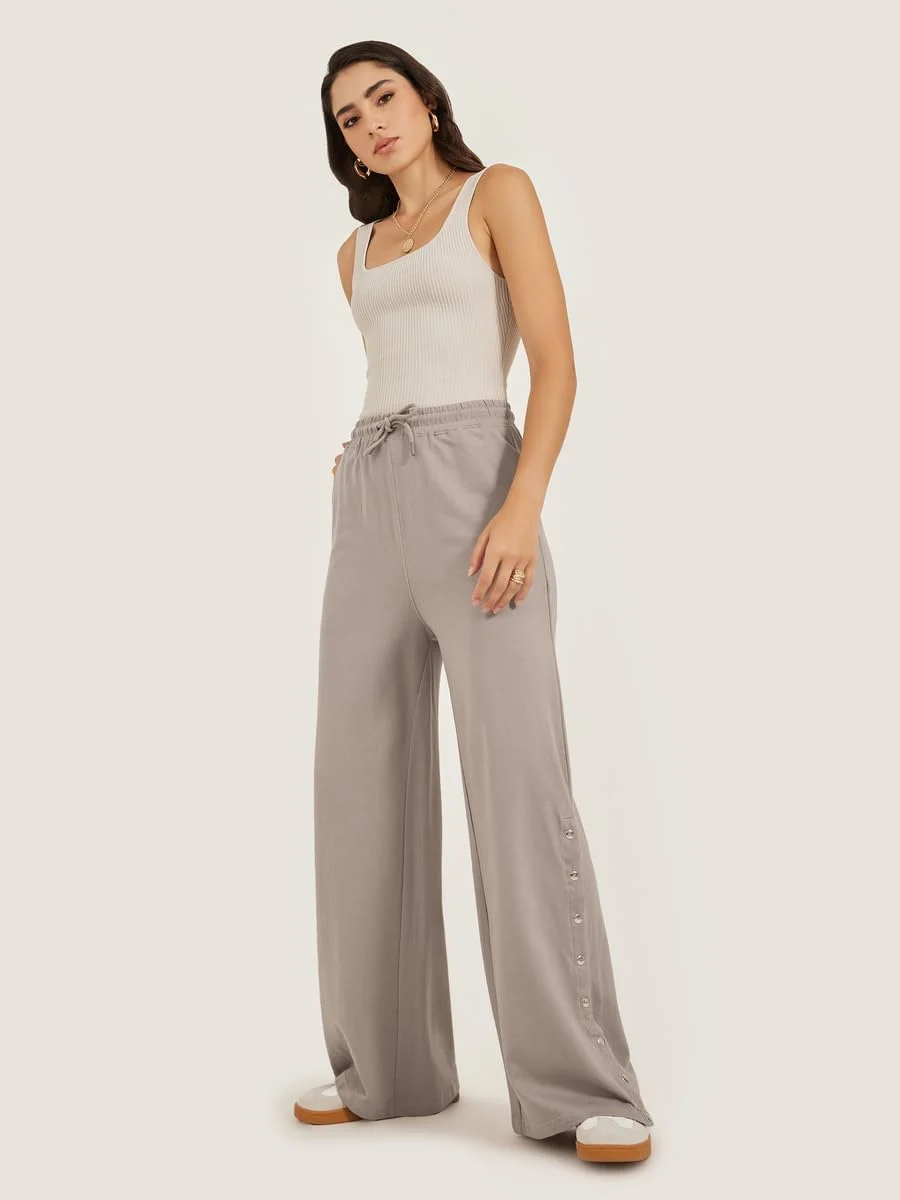 شلوار جاگر زنانه استایلی با دکمه های فشاری در پهلو شلوار جاگر زنانه استایلی با دکمه های فشاری در پهلو