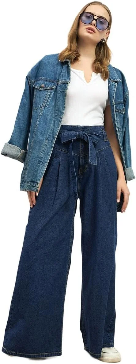 شلوار جین زنانه استایلی، مدل پاچه گشاد، پلیسه دار و کمر گره ای شلوار جین زنانه استایلی، مدل پاچه گشاد، پلیسه دار و کمر گره ای