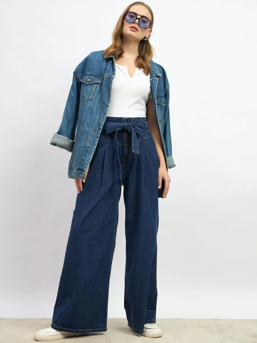 شلوار جین زنانه استایلی، مدل پاچه گشاد، پلیسه دار و کمر گره ای شلوار جین زنانه استایلی، مدل پاچه گشاد، پلیسه دار و کمر گره ای