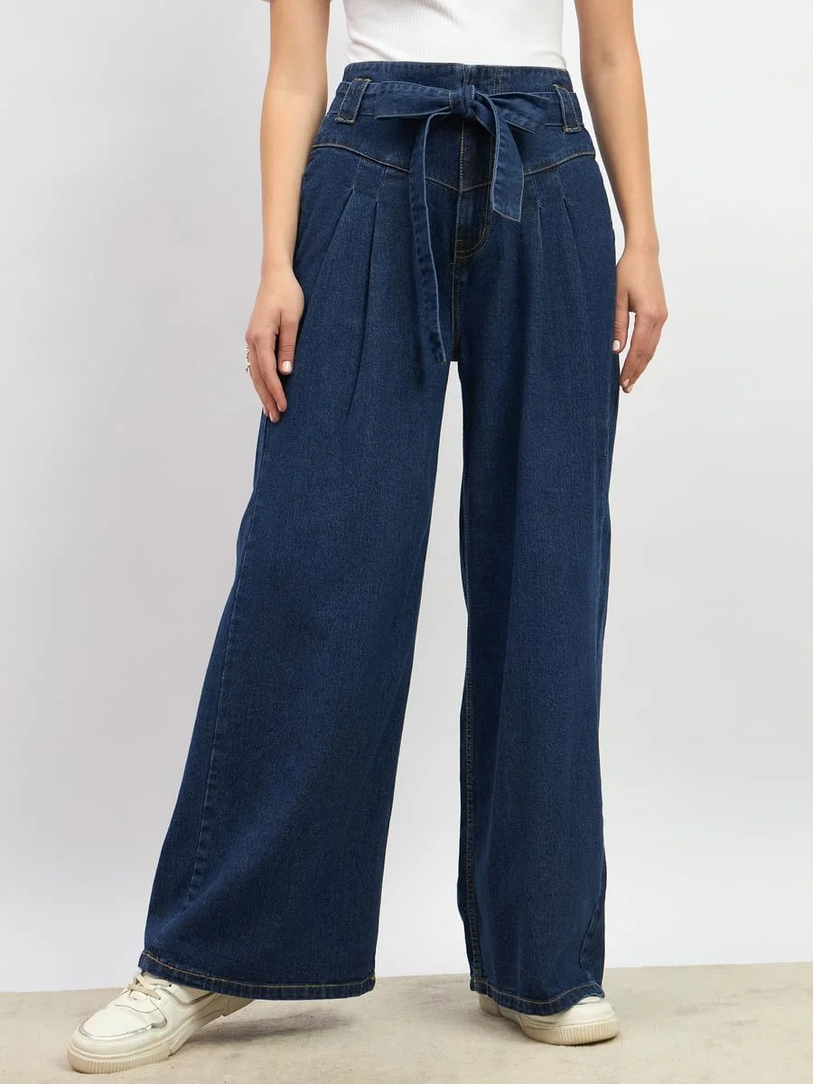 شلوار جین زنانه استایلی، مدل پاچه گشاد، پلیسه دار و کمر گره ای شلوار جین زنانه استایلی، مدل پاچه گشاد، پلیسه دار و کمر گره ای