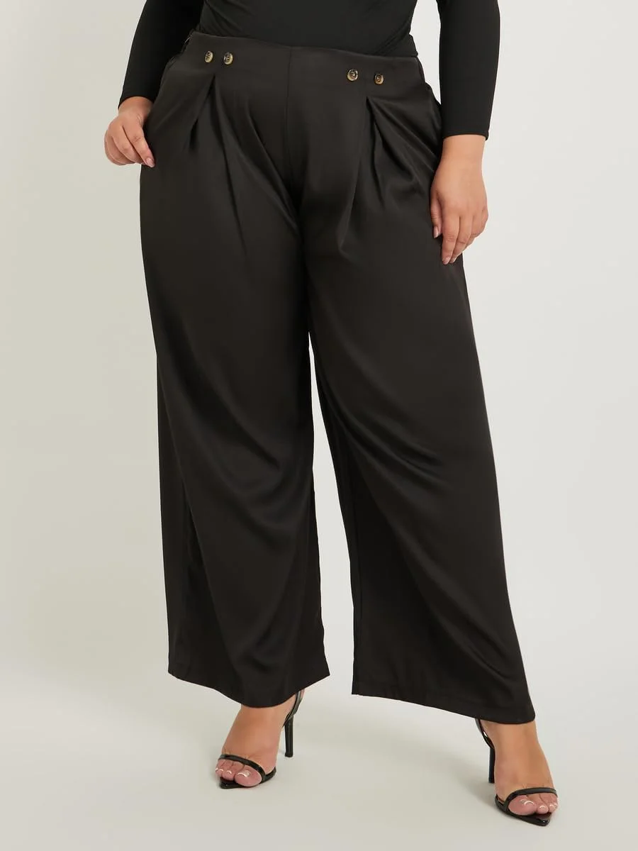 شلوار زنانه سایز بزرگ استایلی، پلیسه دار، پاچه گشاد با جزئیات دکمه شلوار زنانه سایز بزرگ استایلی، پلیسه دار، پاچه گشاد با جزئیات دکمه