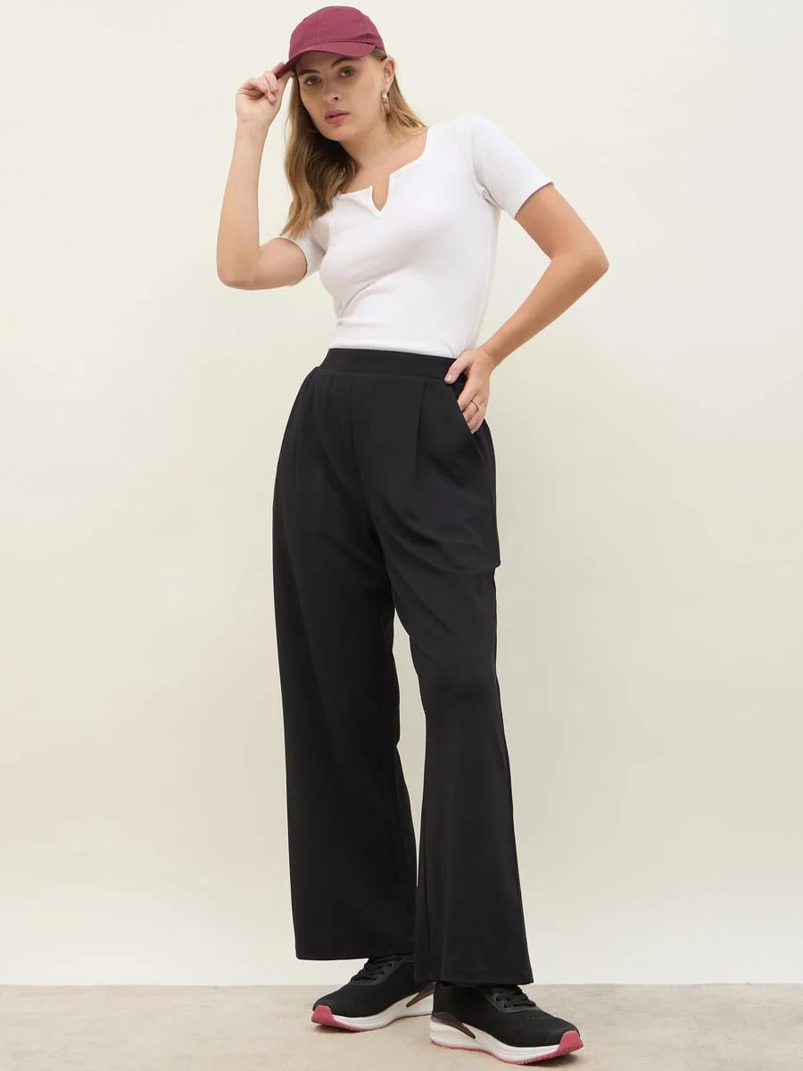 شلوار زنانه استایلی با فاق متوسط و پاچه گشاد و کمر کشی شلوار زنانه استایلی با فاق متوسط و پاچه گشاد و کمر کشی