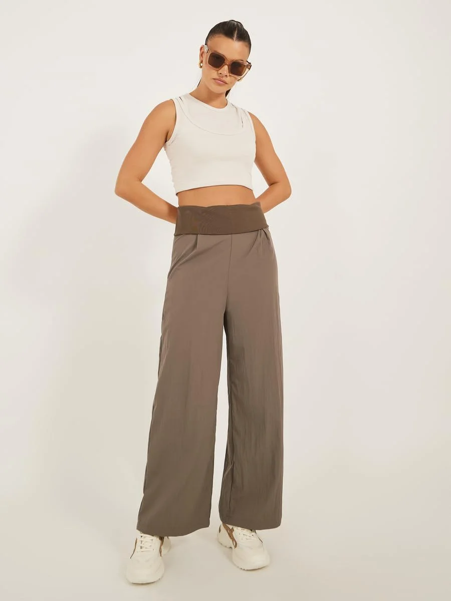 شلوار زنانه استایلی، بافت پهن، پلیسه دار، قد کامل، دارای کمر کشبافت دنده ای معکوس، پارچه بافتنی - کمربند پهن