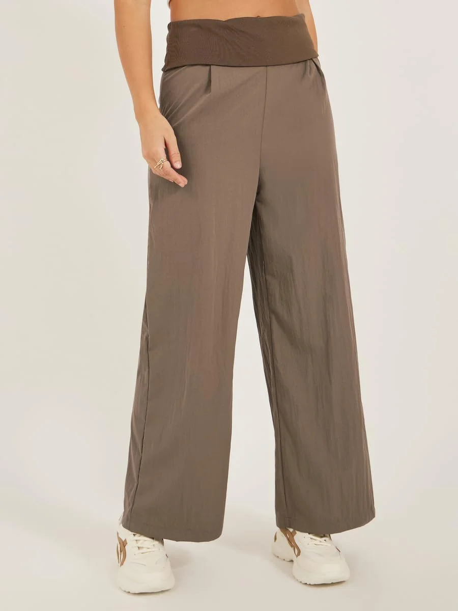 شلوار زنانه استایلی، بافت پهن، پلیسه دار، قد کامل، دارای کمر کشبافت دنده ای معکوس، پارچه بافتنی - کمربند پهن