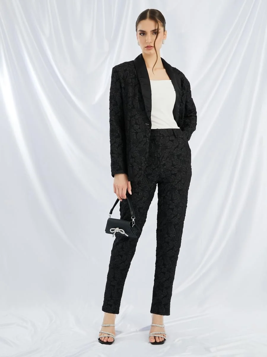 شلوار زنانه استایلی، فاق متوسط، طرح ژاکارد، مدل Tailored با پاچه باریک شلوار زنانه استایلی، فاق متوسط، طرح ژاکارد، مدل Tailored با پاچه باریک