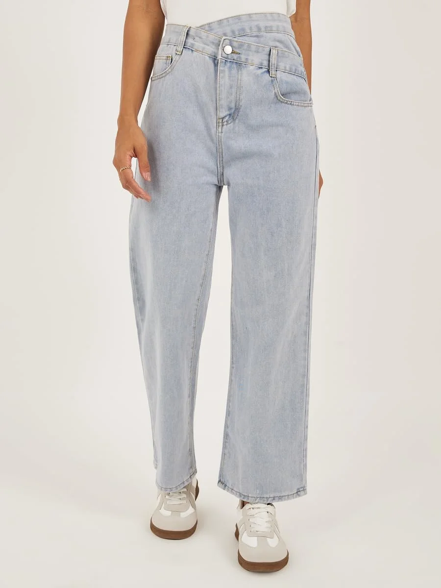 شلوار جین زنانه استایلی، پاچه گشاد، طرح محو و کمر نامتقارن شلوار جین زنانه استایلی، پاچه گشاد، طرح محو و کمر نامتقارن