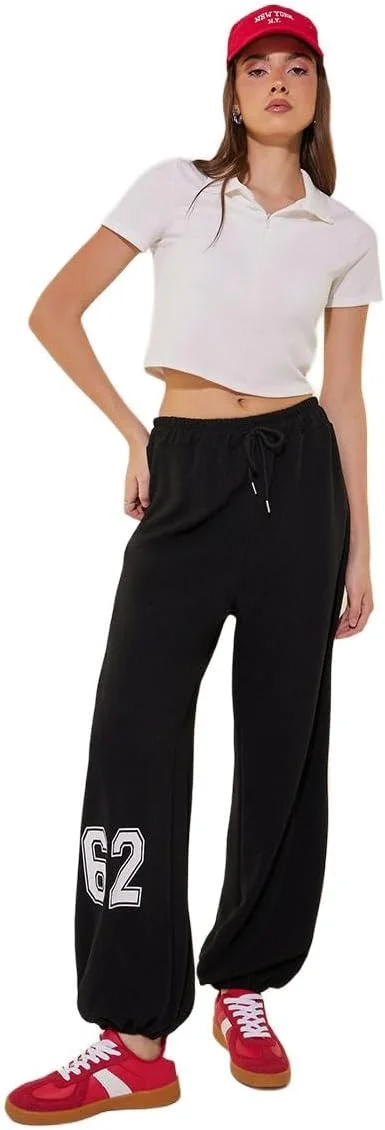 شلوار جاگر زنانه استایلی با طرح گرافیکی و مچ کشی و بند