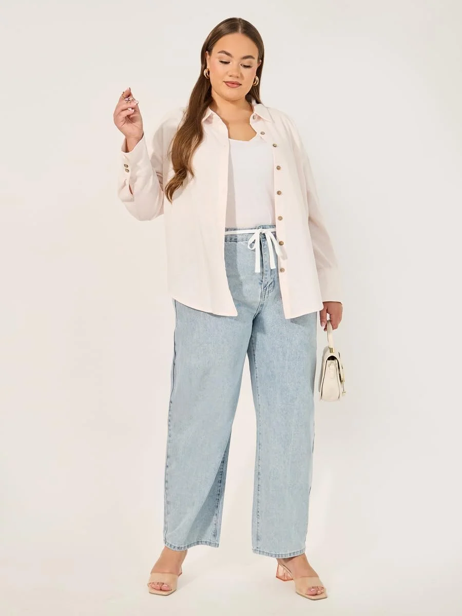 شلوار جین زنانه استایلی، کمر بلند، پاچه گشاد، دارای بند تنظیم شلوار جین زنانه استایلی، کمر بلند، پاچه گشاد، دارای بند تنظیم