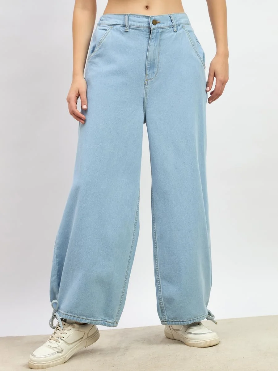 شلوار جین زنانه استایلی، فاق متوسط، دارای بند کشی در لبه و پاچه گشاد