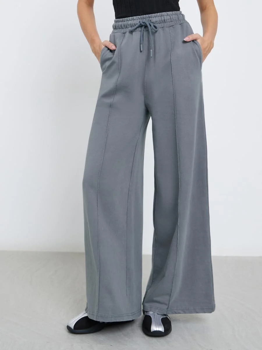 شلوار جاگر زنانه استایلی خاکستری با پاچه گشاد و جزئیات پین‌تاک