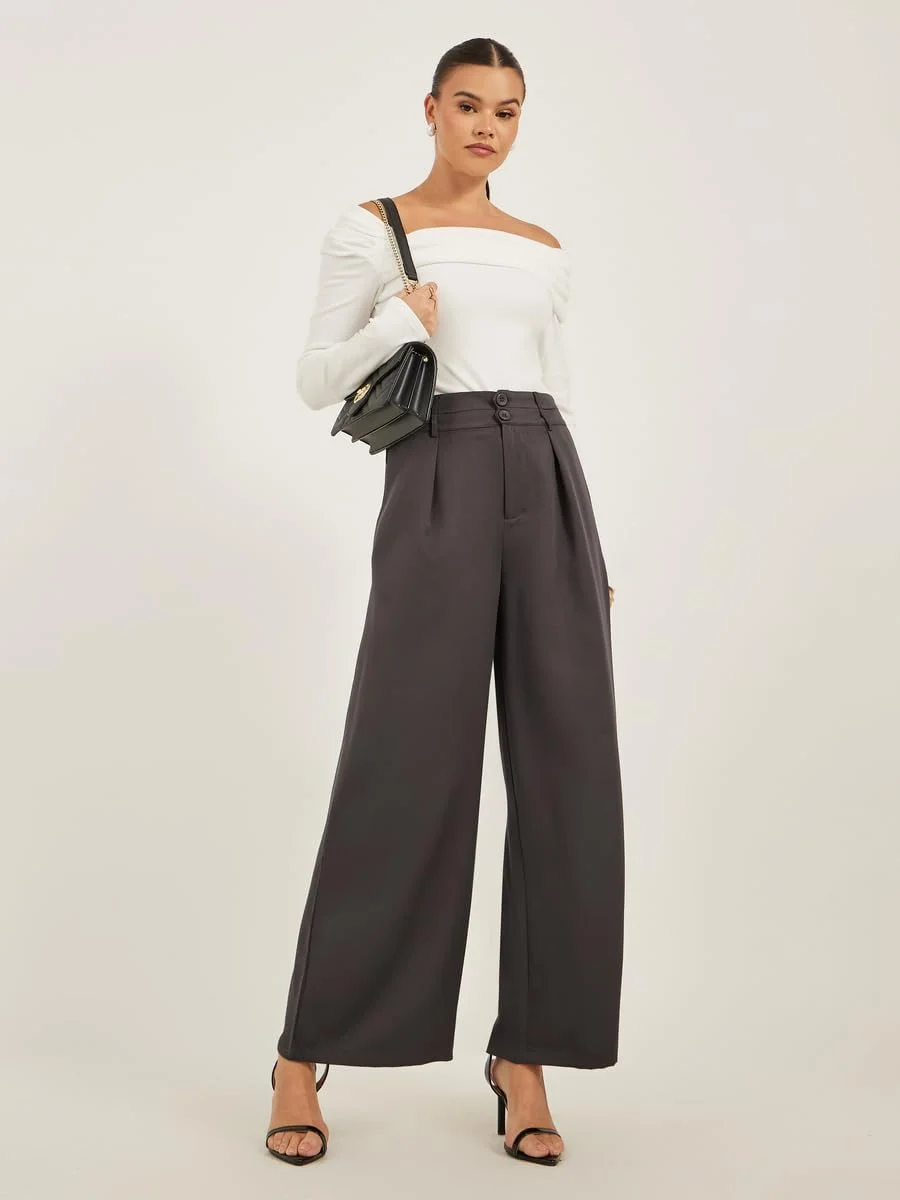 شلوار زنانه استایلی، مدل پلیسه ای با پاچه گشاد و کمر دکمه دار دوبل