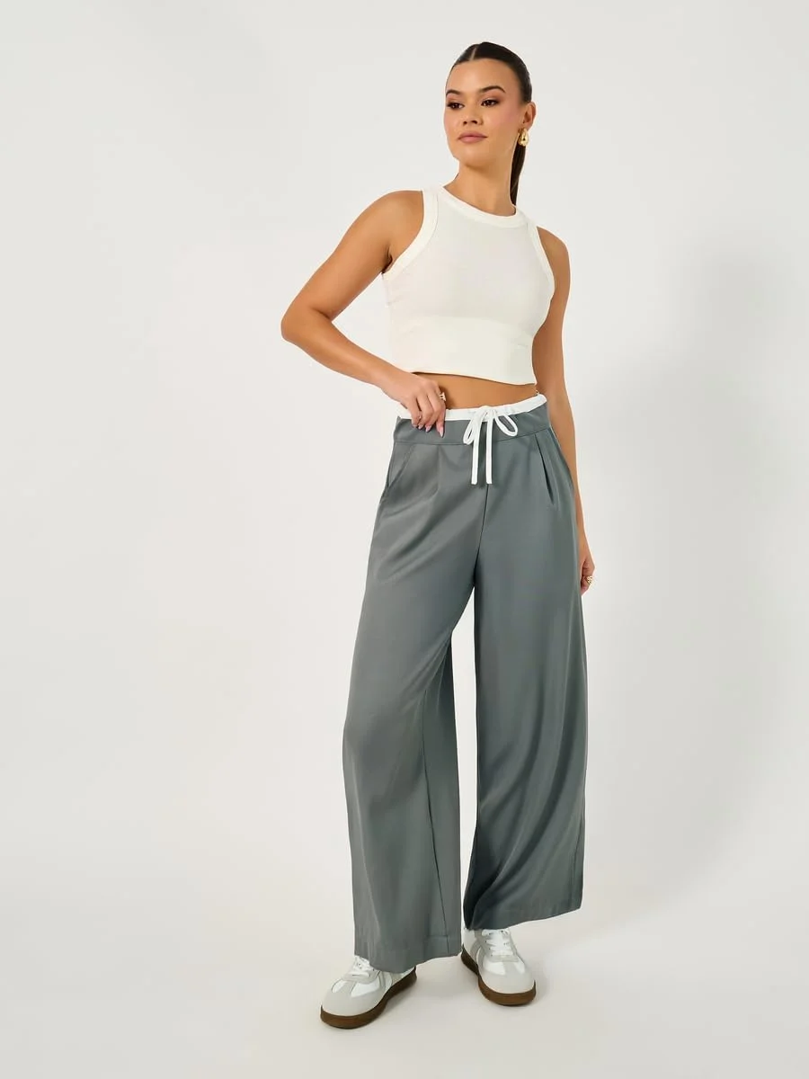 شلوار زنانه دمپا گشاد استایلی با بند کمر کشی متضاد شلوار زنانه دمپا گشاد استایلی با بند کمر کشی متضاد