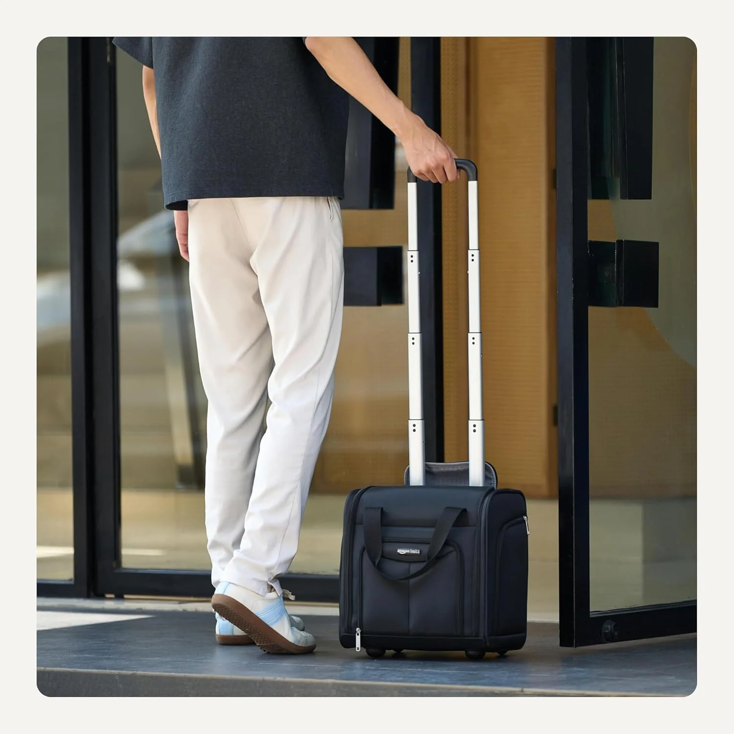 کیف چرخدار مسافرتی آمازون بیسیکس، مناسب برای زیر صندلی هواپیما (35 سانتی متر)، مشکی