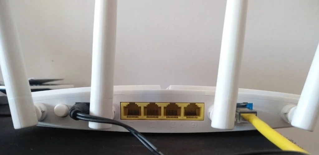 روتر 4G LTE بی سیم AC1200 دی-لینک مدل DWR-M961 با فرکانس 1 گیگاهرتز، آنتن LTE و سرعت تا 300 مگابیت بر ثانیه - سفید