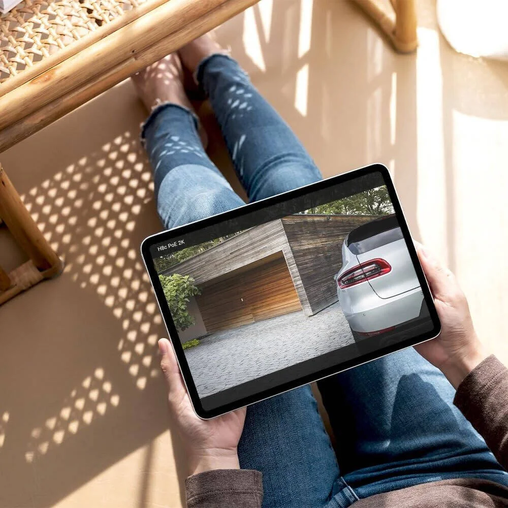 دوربین امنیتی 2K Ezviz H8c PoE، رزولوشن 2K، نمای پانوراما، ردیابی خودکار، مکالمه دو طرفه، فناوری ویدئویی H.265، مقاوم در برابر آب و هوا، دید در شب رنگی، ردیابی خودکار، سفید | H8c PoE