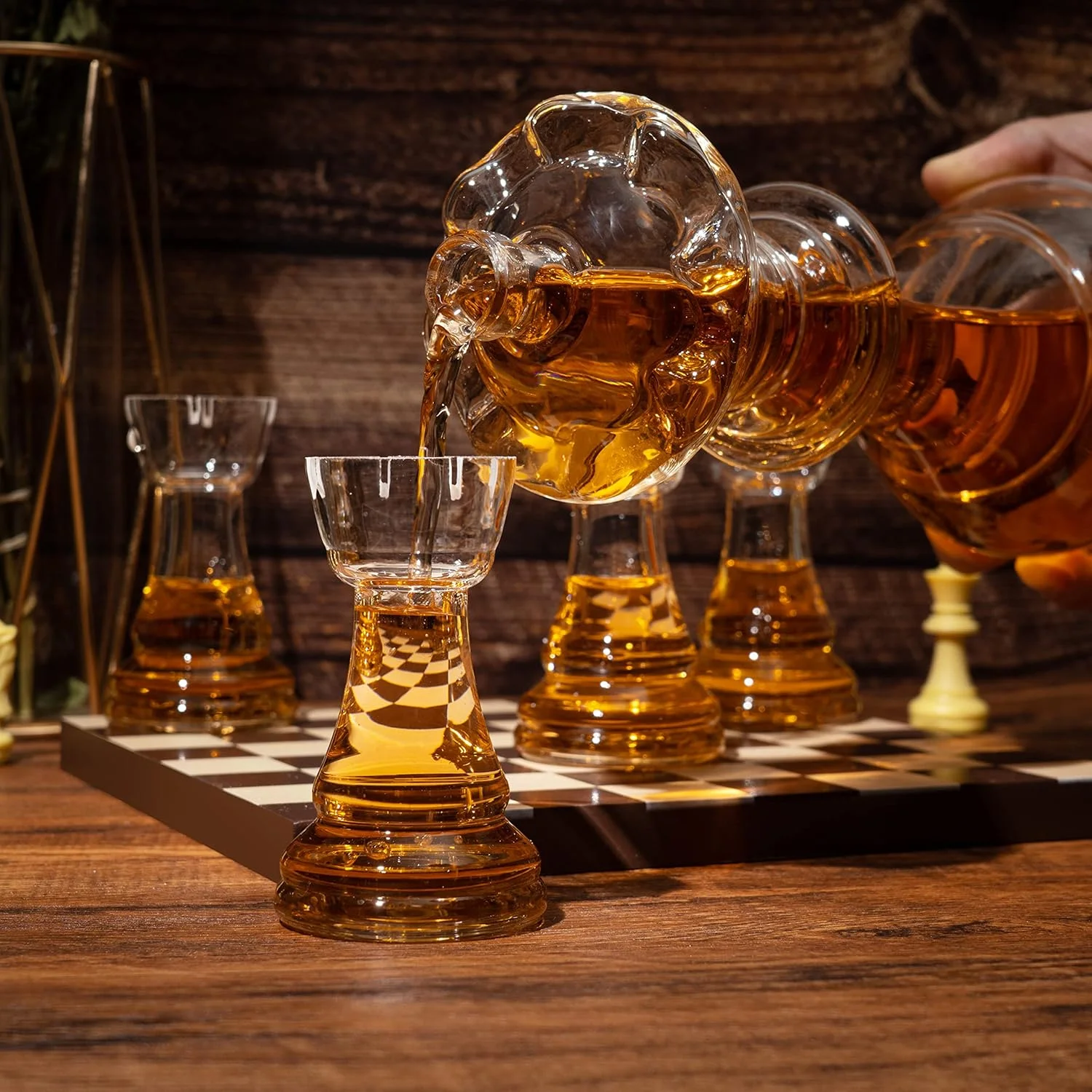 ست دکانتور شطرنج جدید The Wine Savant - دکانتور شطرنج ملکه 750 میلی لیتر ارتفاع 12 اینچ با 4 شات گلس رخ 4oz - هدیه ای برای دوستداران شطرنج، هدیه برای پدر...