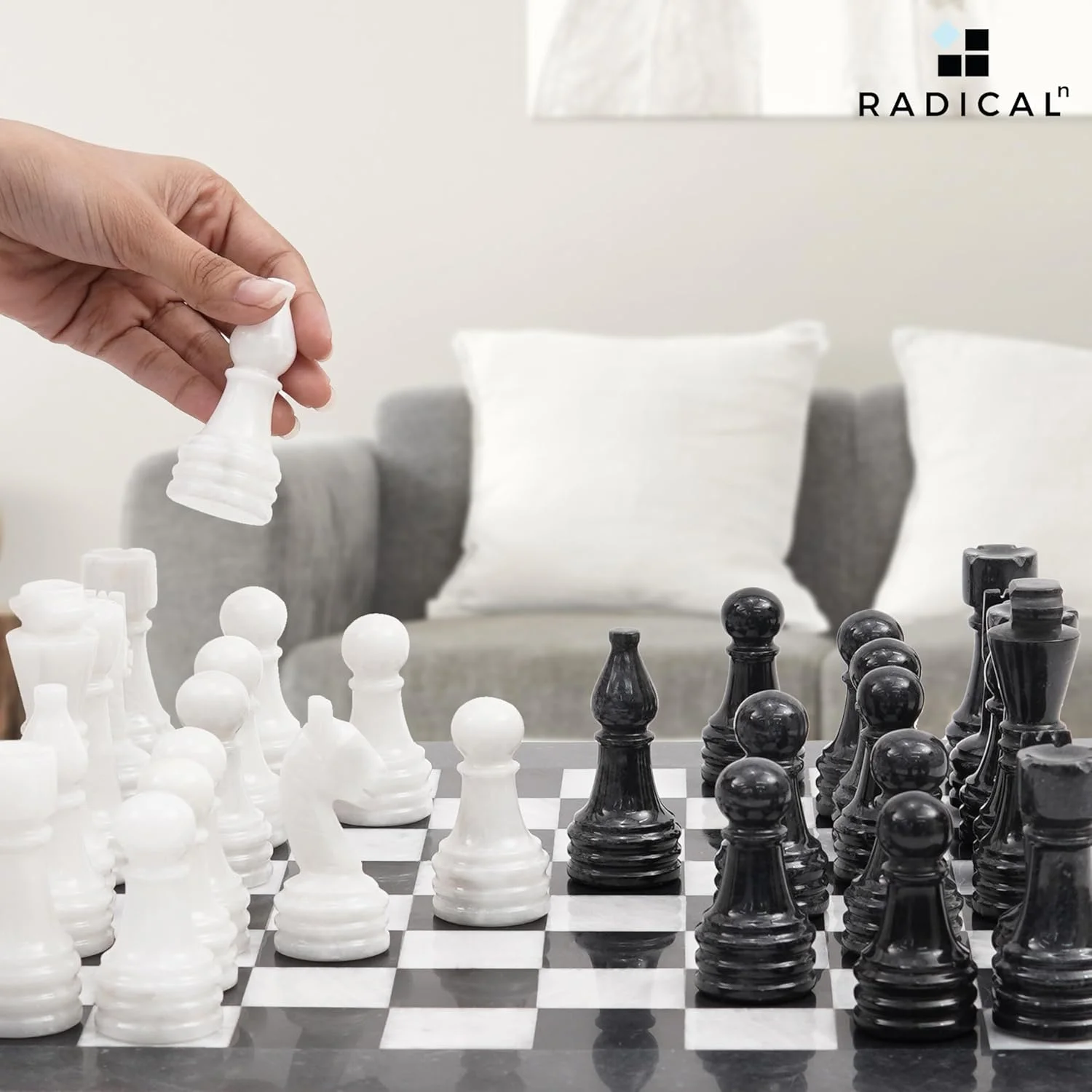 صفحه شطرنج مرمر رادیکال ان، 15 اینچی، دست ساز، سیاه و سفید، بازی تخته ای کلاسیک، بازی تخته ای خانوادگی برای بزرگسالان، صفحه شطرنج مرمر لوکس و مهره های شطرنج برای هدیه