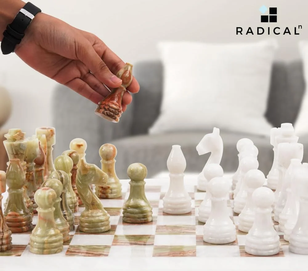 صفحه شطرنج مرمرین رادیکال ان با جعبه نگهداری، 38 سانتیمتر، عقیق سفید و سبز - ست شطرنج کلاسیک دست ساز 2 نفره با صفحه و 32 مهره
