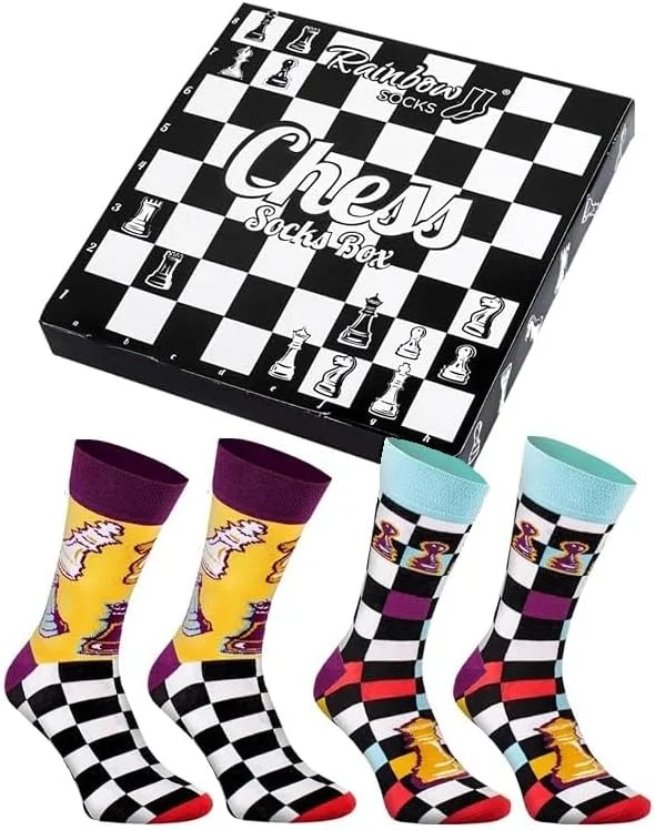 جوراب های رنگین کمانی طرح شطرنج، هدیه ای برای طرفداران شطرنج، بازیکنان شطرنج، دوستداران بازی های استراتژیک، طرفداران بازی های تخته ای، 2 جفت جوراب شطرنجی با طرح صفحه و مهره های شطرنج