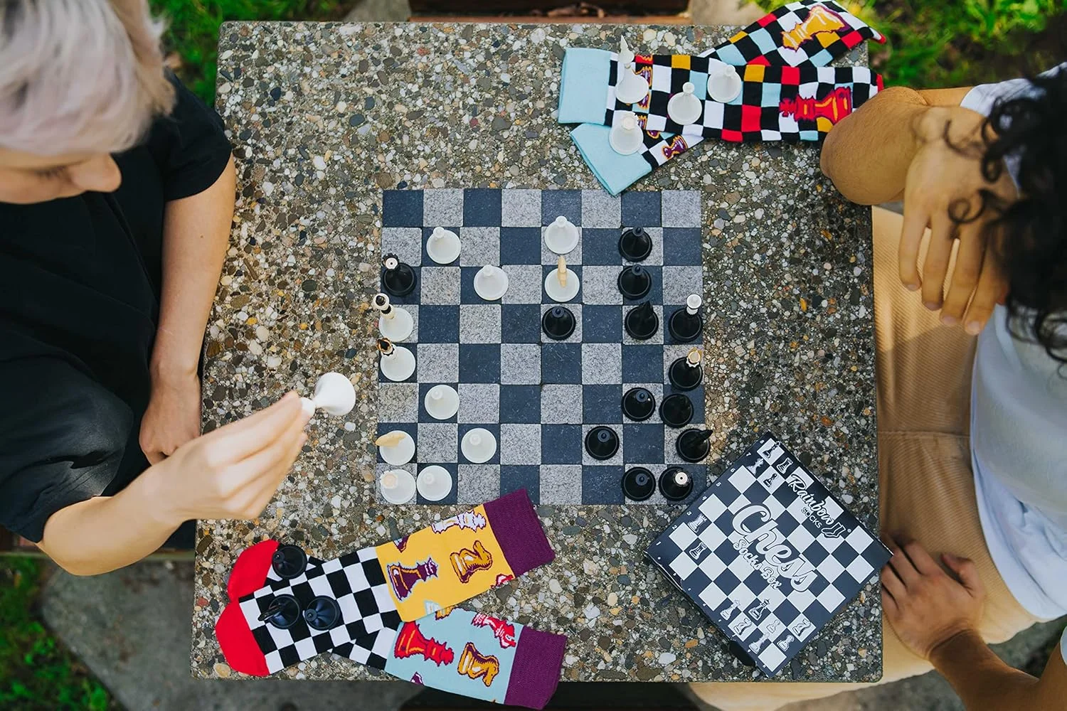 جوراب های رنگین کمانی طرح شطرنج، هدیه ای برای طرفداران شطرنج، بازیکنان شطرنج، دوستداران بازی های استراتژیک، طرفداران بازی های تخته ای، 2 جفت جوراب شطرنجی با طرح صفحه و مهره های شطرنج