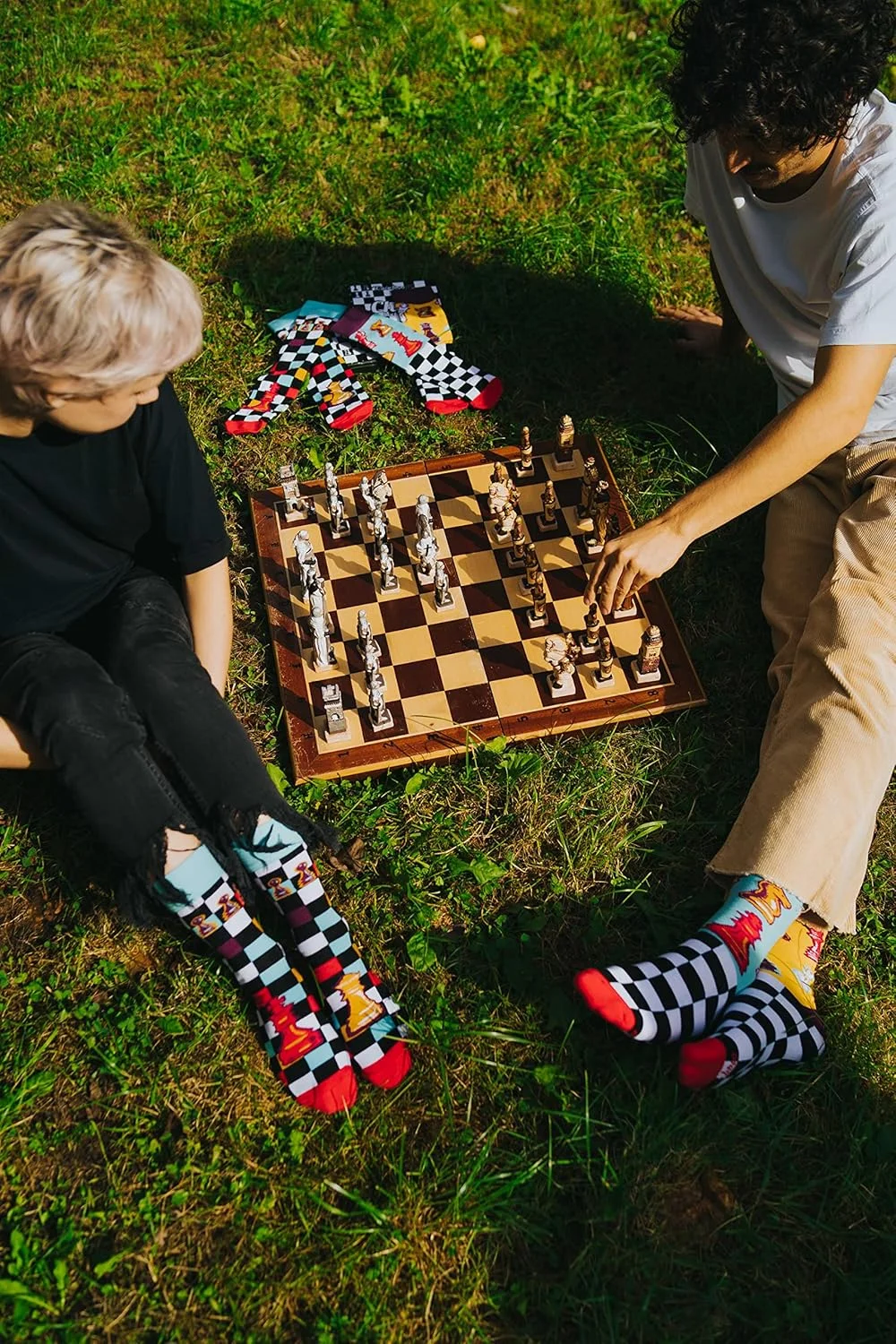 جوراب های رنگین کمانی طرح شطرنج، هدیه ای برای طرفداران شطرنج، بازیکنان شطرنج، دوستداران بازی های استراتژیک، طرفداران بازی های تخته ای، 2 جفت جوراب شطرنجی با طرح صفحه و مهره های شطرنج