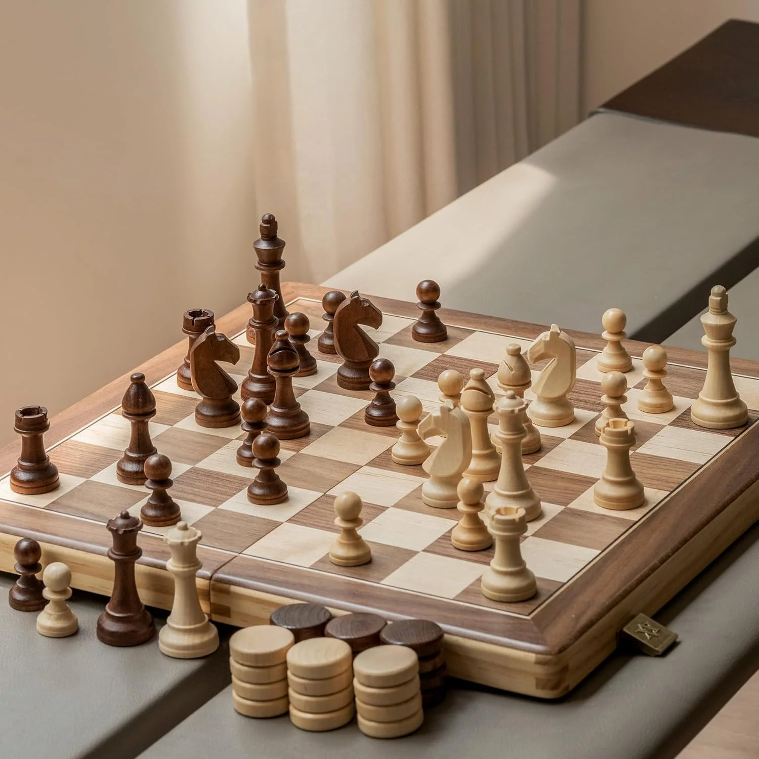 صفحه شطرنج و تخته نرد چوبی مغناطیسی A&A، 15 اینچی / صفحه تاشو / مهره های شطرنج طرح آلمانی نایت استانتون با ارتفاع 3 اینچ / روکش گردو و افرا / 2 وزیر اضافی
