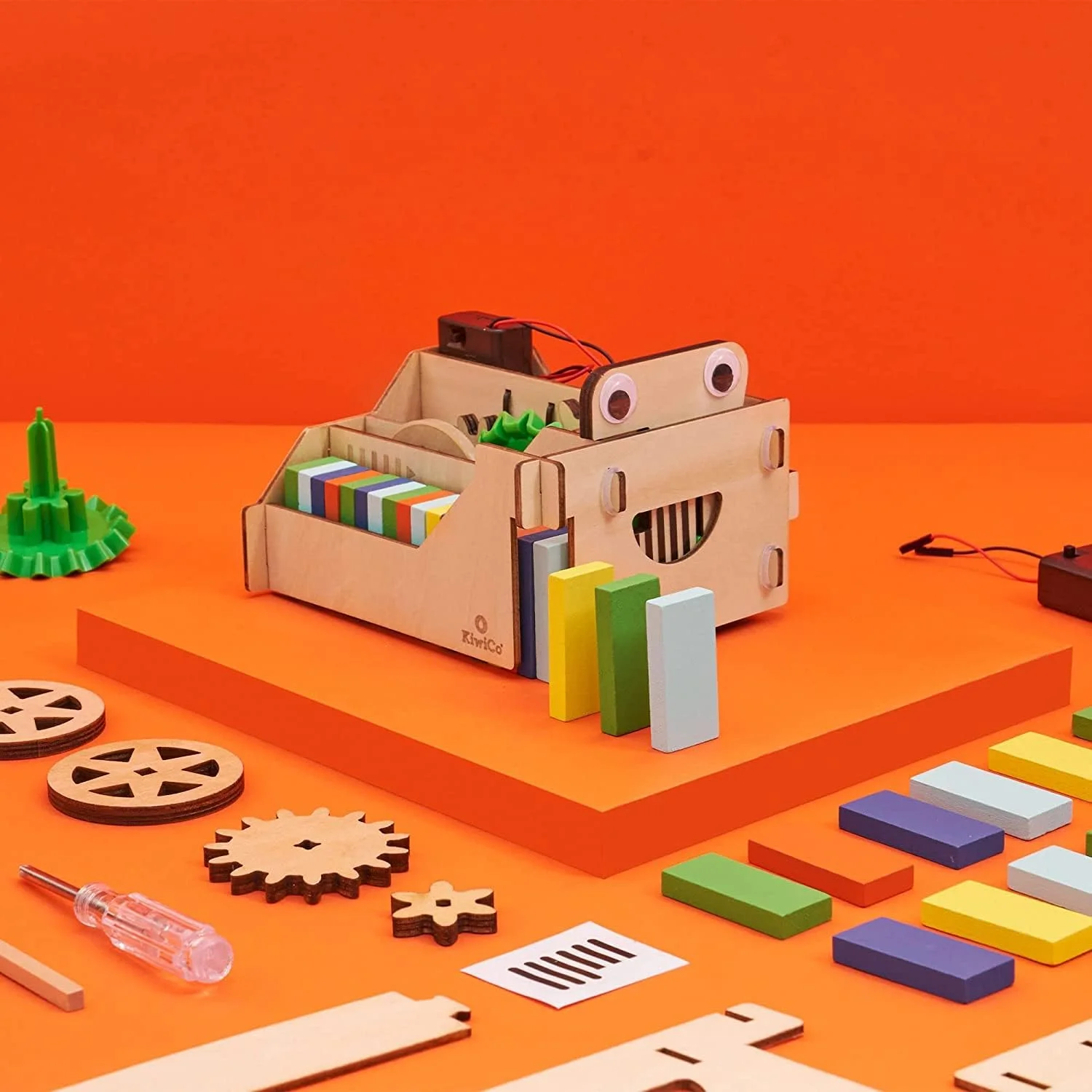 مجموعه چوبی دستگاه دومینو KiwiCo - ۱۰۰ دومینو و ربات چوبی دومینو برای سنین ۹ سال به بالا