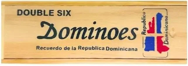 دومینوهای منقش به پرچم جمهوری دومینیکن، دوبل شش، در جعبه چوبی.