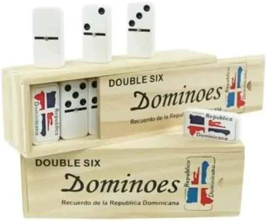 دومینوهای منقش به پرچم جمهوری دومینیکن، دوبل شش، در جعبه چوبی.