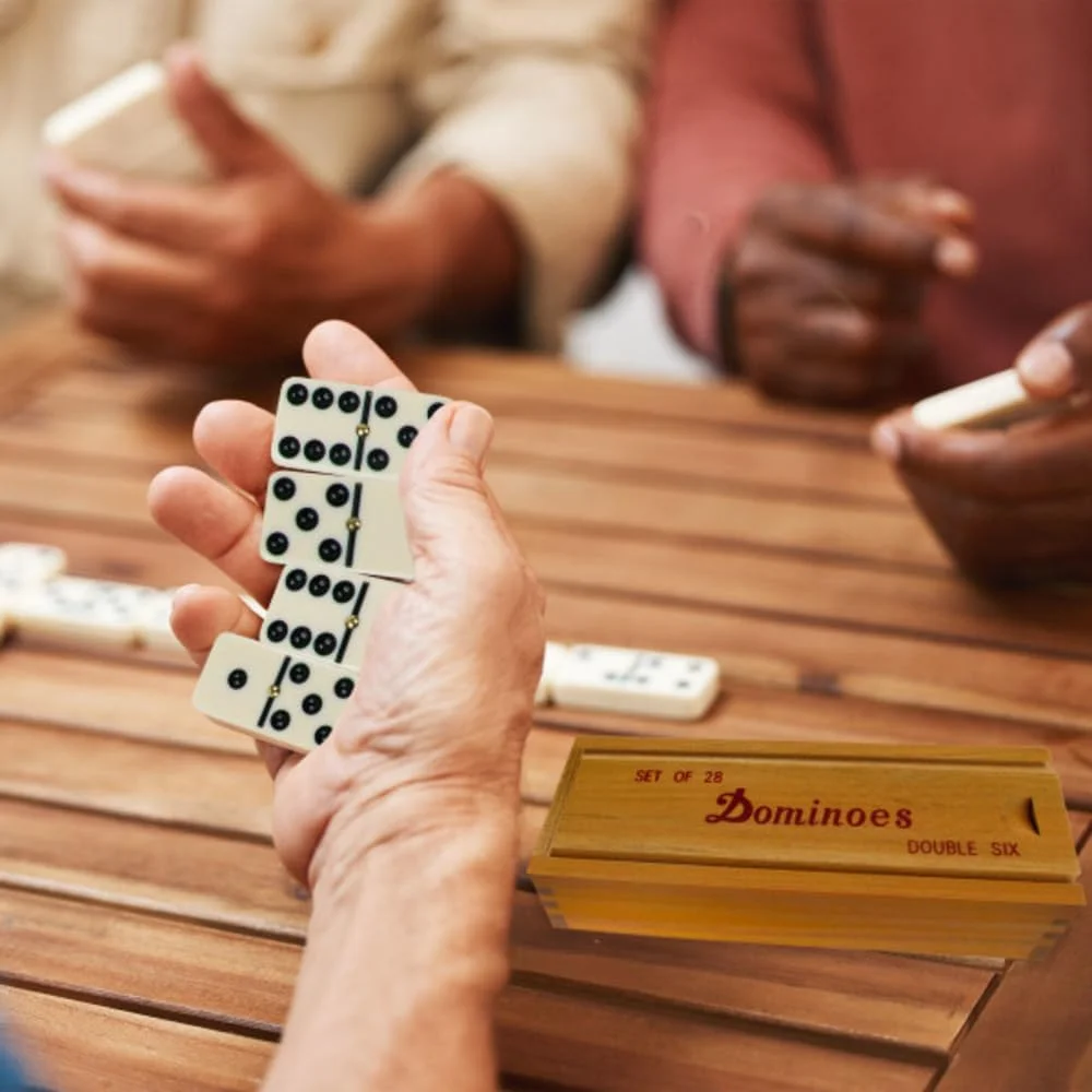 مجموعه دومینو - مجموعه 28 قطعه ای دومینو دابل-شش عاجی، بازی رومیزی اعداد کلاسیک با جعبه حمل/نگهداری چوبی از Hey Play (2-4 بازیکن)