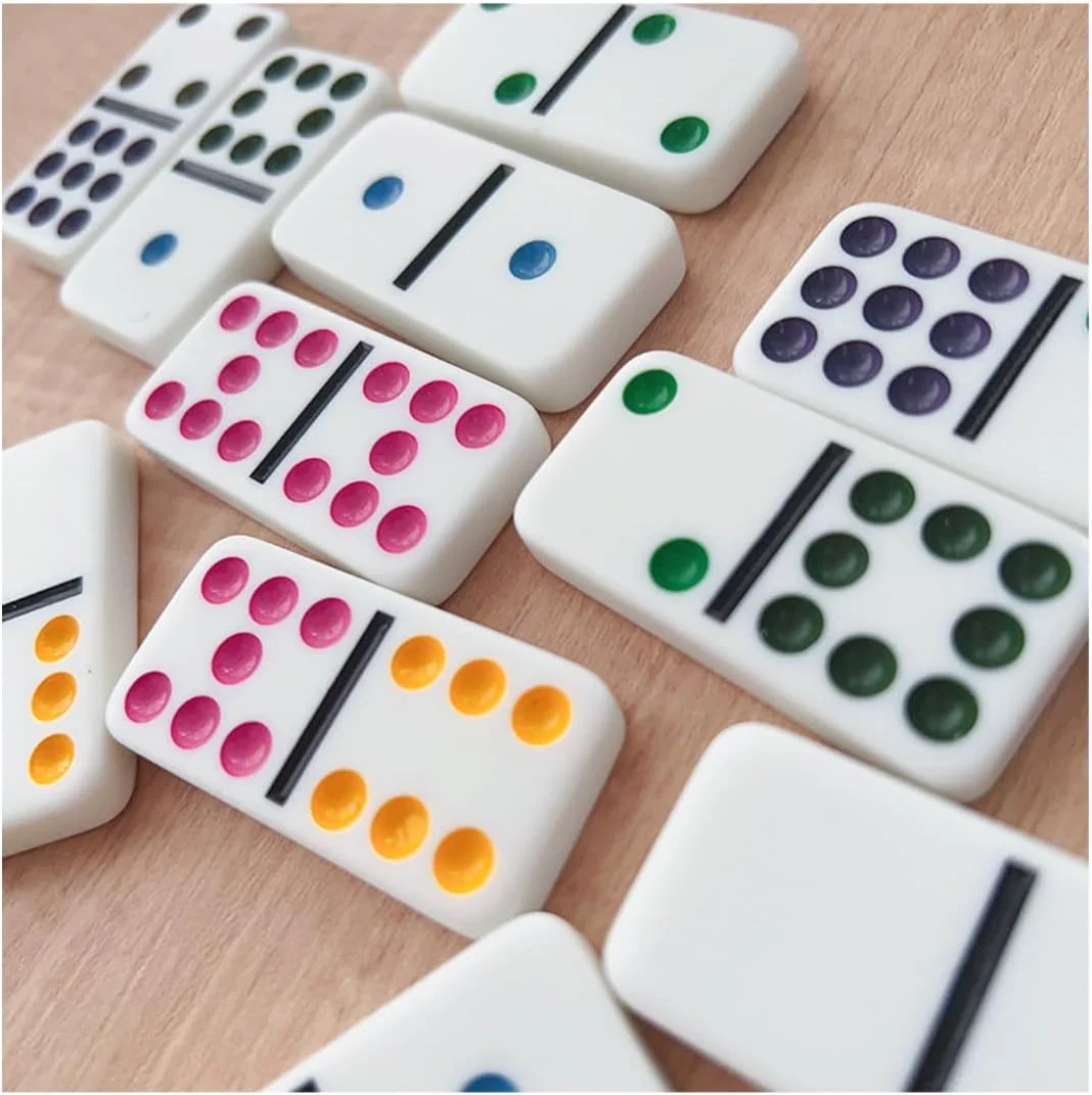 مجموعه مینی دومینو 28 تکه، دومینوهای ممتاز خال رنگی دوبل 6 در جعبه لوکس، بازی مسافرتی آموزشی و شیک برای کودکان و بزرگسالان، ساعت ها سرگرمی برای شب های بازی خانوادگی