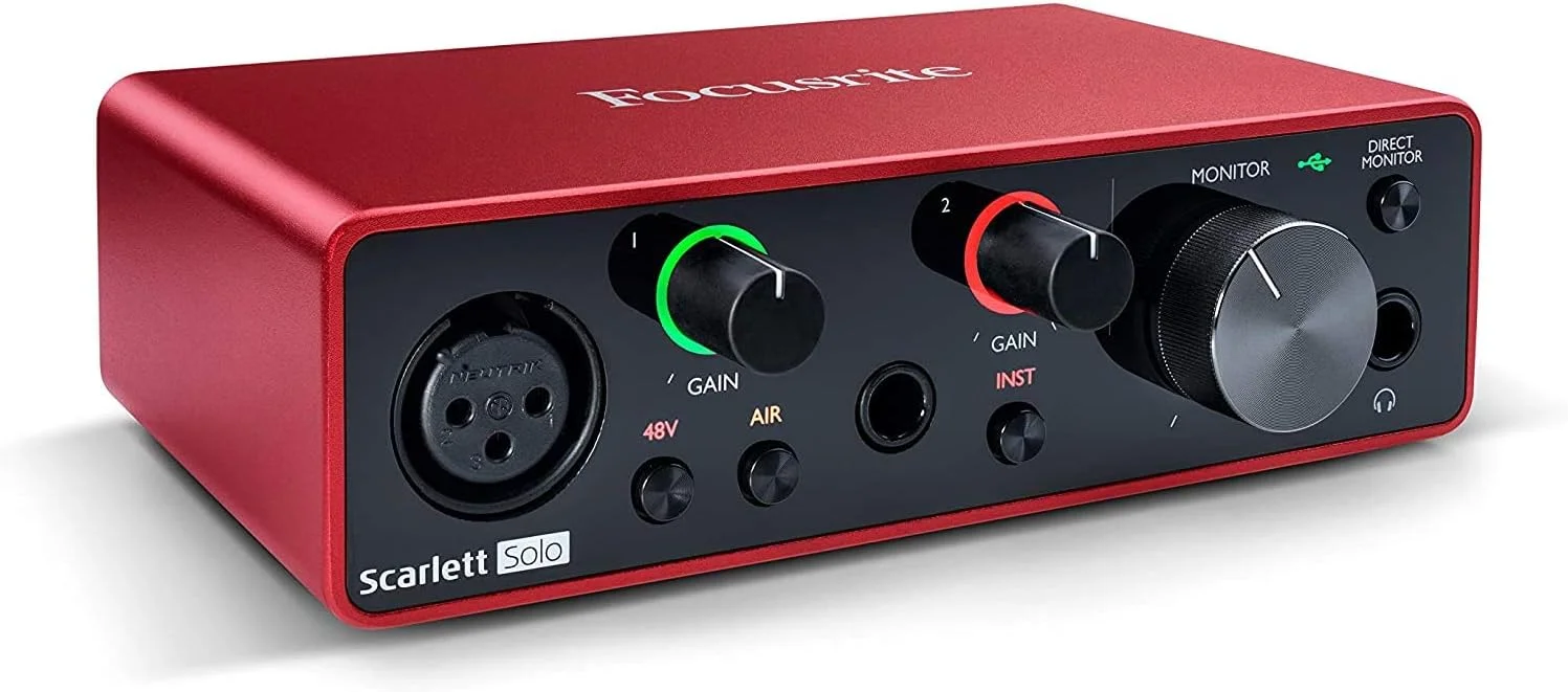 مجموعه کارت صدای USB Focusrite Scarlett Solo نسل سوم به همراه میکروفون کاندنسر کاردیوید LyxPro، لرزه‌گیر، پاپ فیلتر، کابل XLR، پایه میکروفون فلزی، هدفون استودیویی و کیت نرم‌افزاری خلاقانه Focusrite