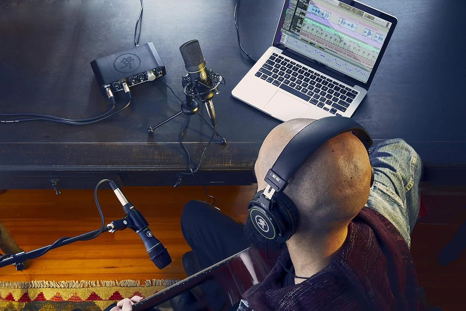 بسته تولید کننده Mackie شامل اینترفیس Onyx Producer، میکروفون داینامیک Em89D، میکروفون کندانسور Em91C و هدفون MC-100.