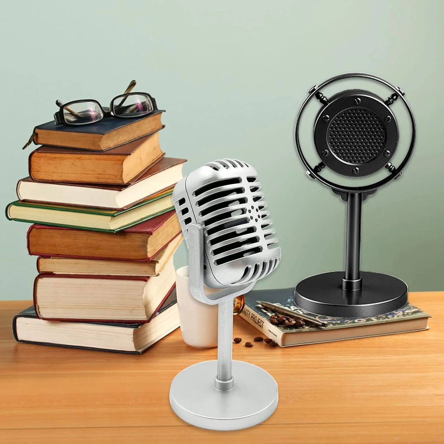 2 عدد میکروفون دکوری رترو، میکروفون اسباب بازی، دکور وینتیج، 2 مدل میکروفون پلاستیکی، میکروفون قدیمی، دکوراسیون مهمانی، لوازم عکاسی، پس زمینه عکاسی (نقره ای و مشکی)