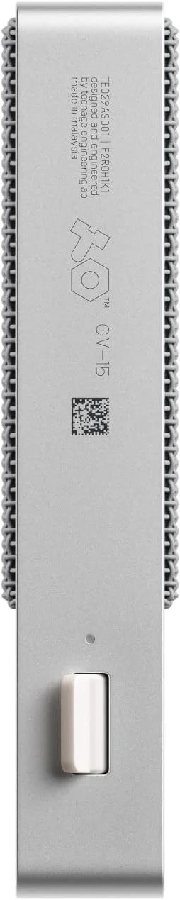 میکروفون استودیویی کاندنسر قابل حمل Teenage Engineering CM-15، صدا و شارژ از طریق USB-C، خروجی خط مینی 3.5 میلی‌متری، فانتوم پاور 48 ولت (مینی XLR)، 10 ساعت زمان کارکرد/شارژ باتری، سوییچ گین