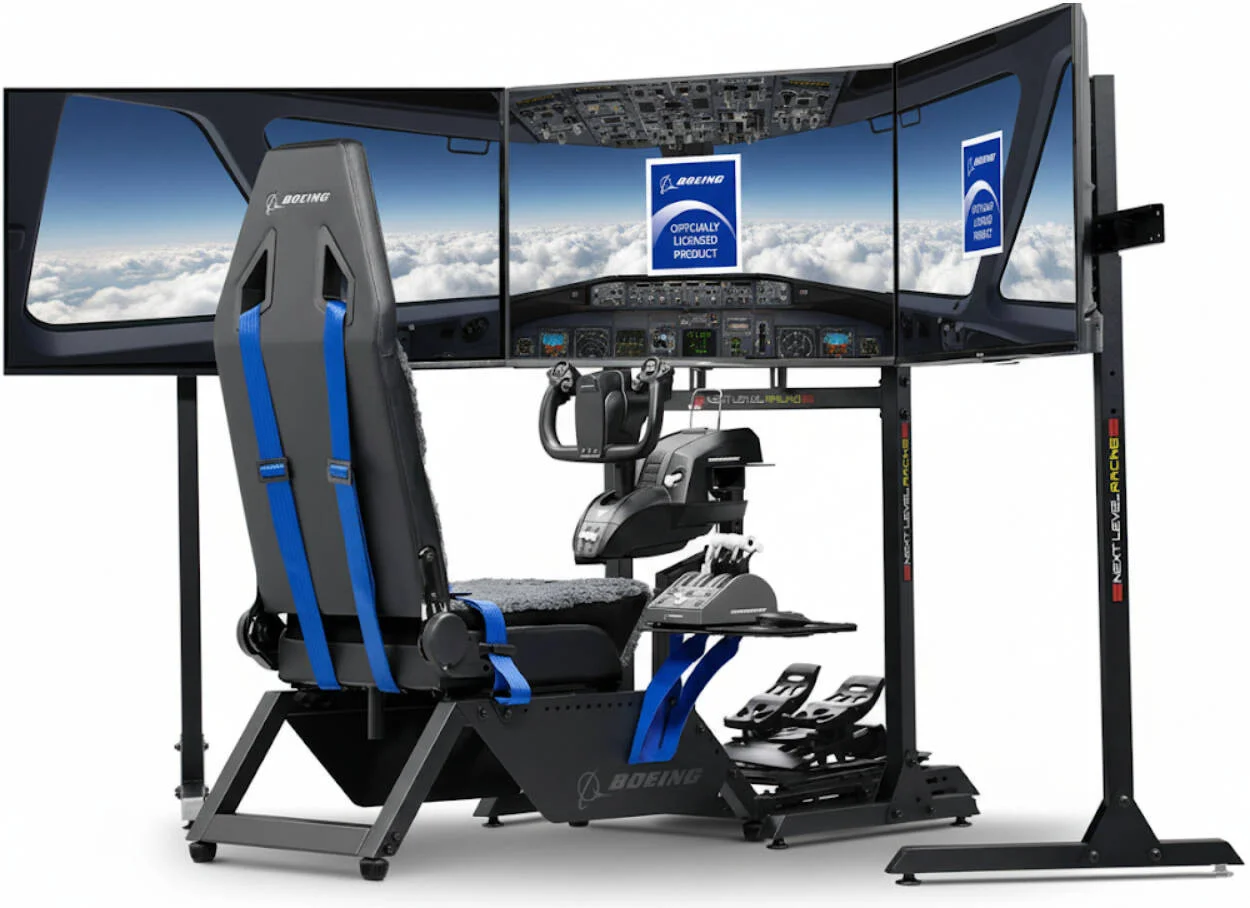 کابین شبیه ساز پرواز بوئینگ با غوطه وری کامل - Next Level Racing Boeing Commercial Edition و پایه نگهدارنده سه مانیتوره + بسته یوک Thrustmaster TCA و پدال های T.Flight Rudder + مانیتورهای گیمینگ KTC