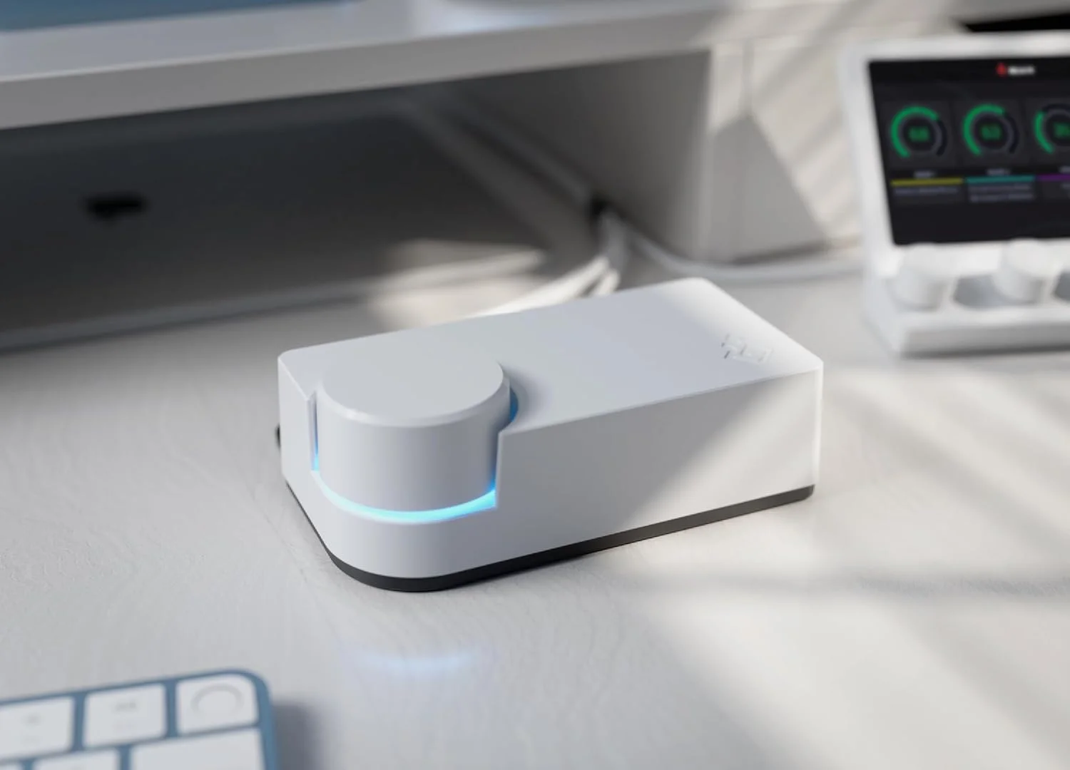 کارت صدای USB XLR استودیو BEACN برای تولیدکنندگان محتوا، دارای زنجیره میکروفون DSP داخلی، پری امپ فوق العاده کم نویز، اتصالات USB-C چند کاناله دوگانه PC و کنسول، برای استریم، بازی و پادکست (سفید)