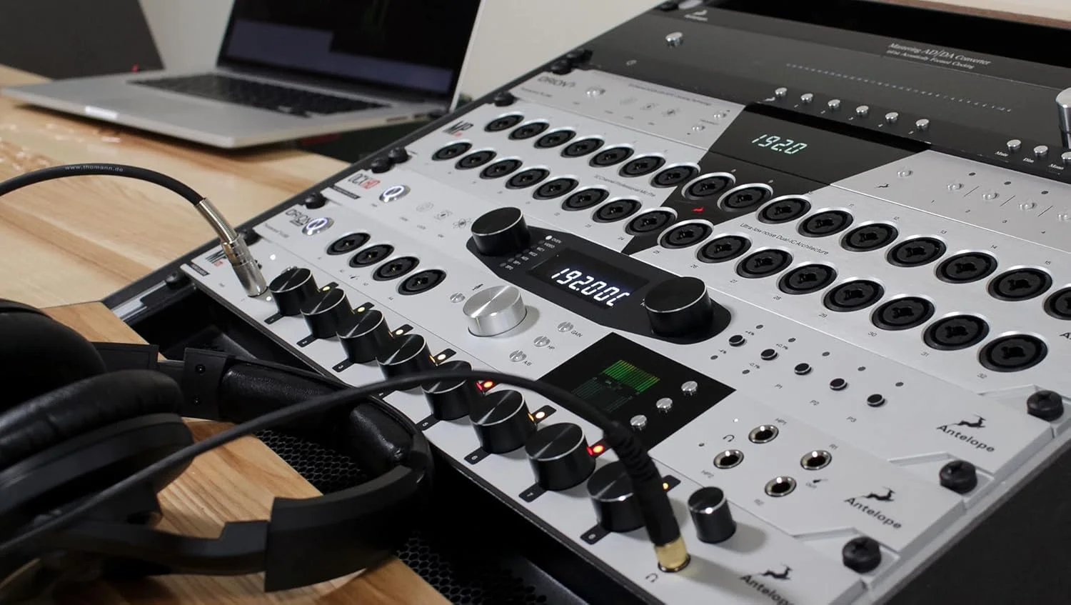 ساعت اصلی با کیفیت بالا Antelope Audio OCXHD 768 kHz ساعت اصلی با کیفیت بالا Antelope Audio OCXHD 768 kHz