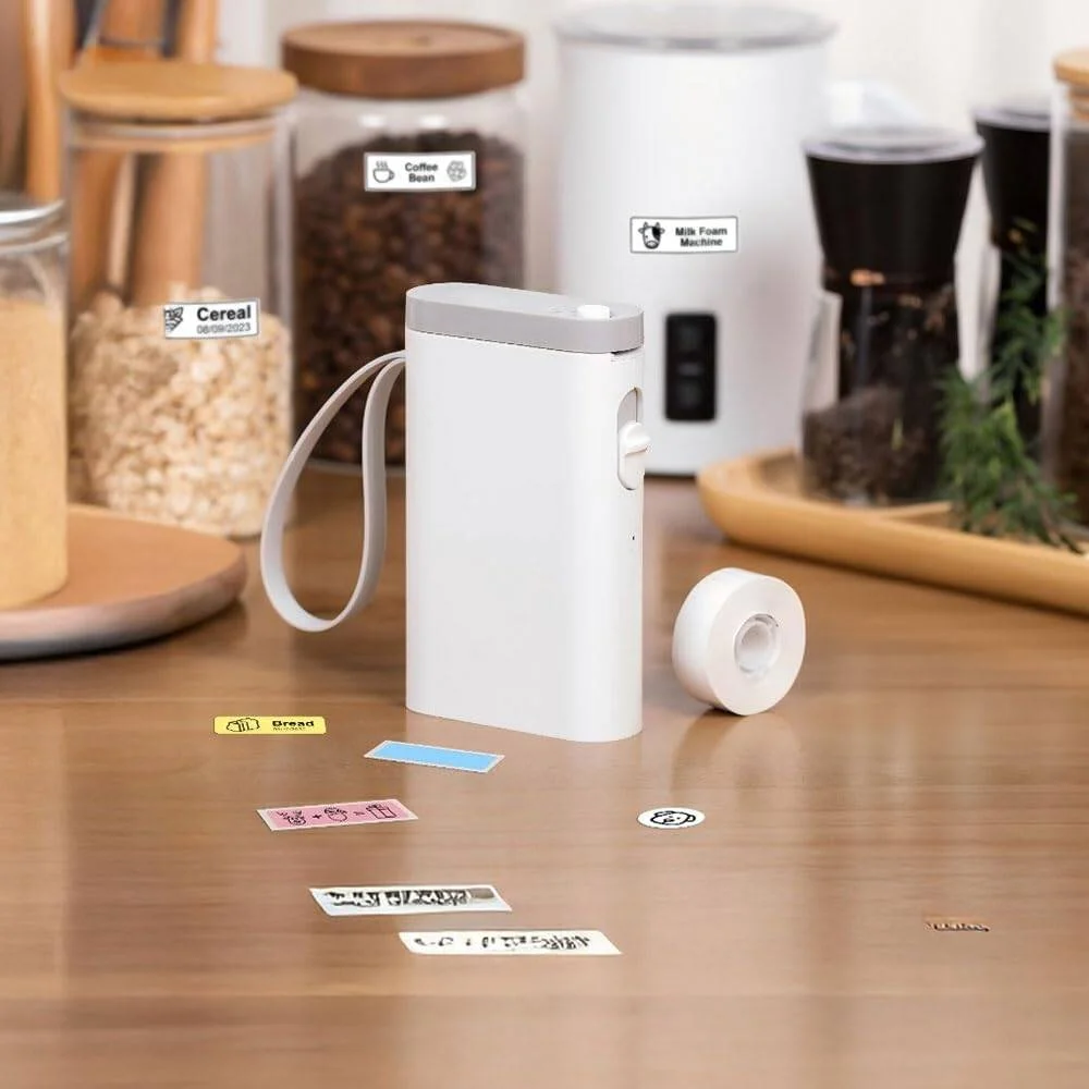 پرینتر حرارتی برچسب زن گرین لاین Snap Label 14 میلی‌متری، 1000 بار چاپ، بیش از 160 قالب متنوع، برچسب‌های چسبنده قوی، کاغذ گازی، طول عمر هد چاپ 50 کیلومتر، سرعت چاپ 20 میلی‌متر بر ثانیه، عرض کاغذ 14 میلی‌متر، 203 DPI