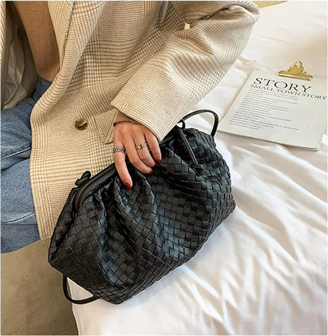 کیف دستی زنانه مدل کلاچ چین‌دار و طرح ابر با بند شانه‌ای زنجیری و بافت چرم مصنوعی